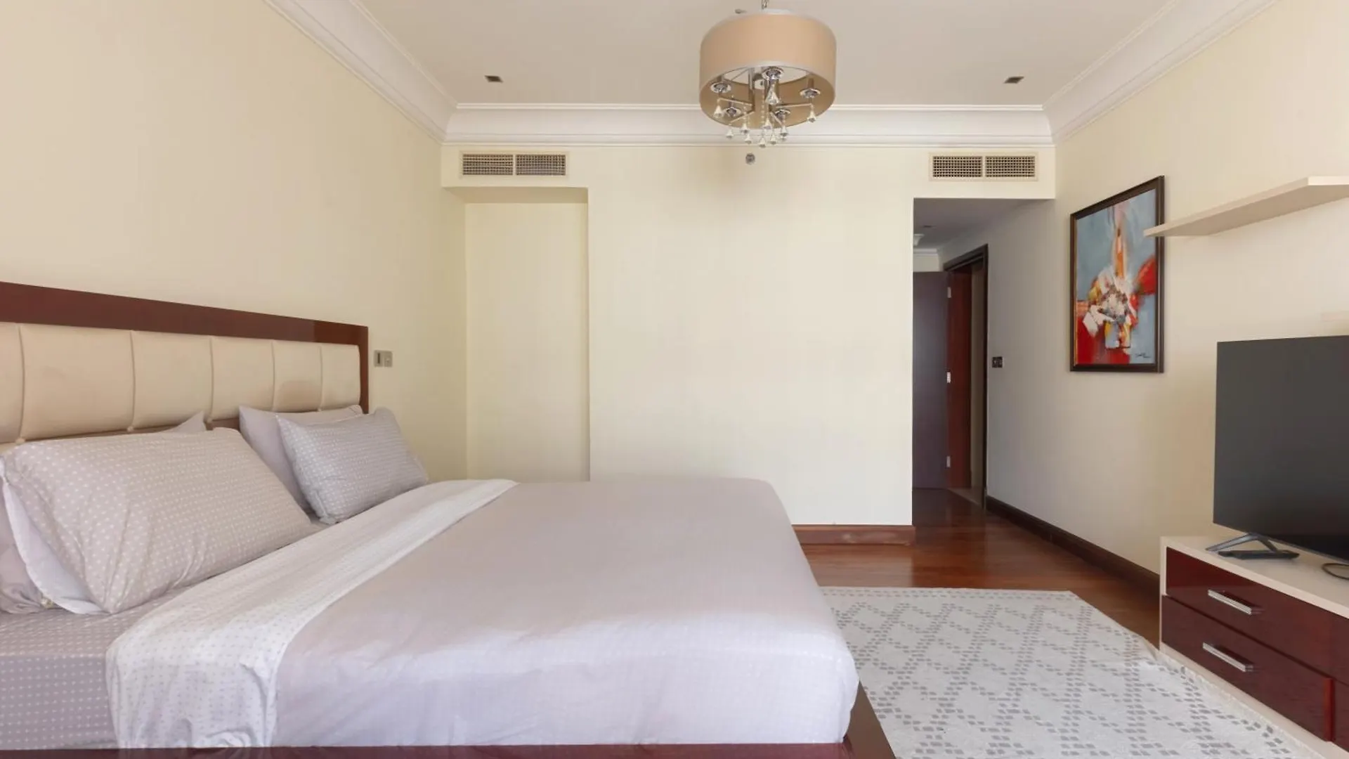 Spacious 2-Bedroom Beachfront Apartment With Pool Dubai