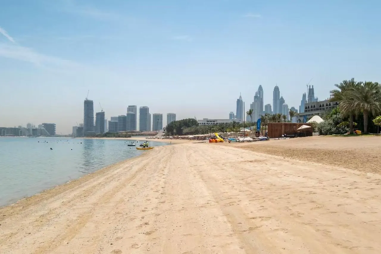 Spacious 2-Bedroom Beachfront Apartment With Pool Дубай ОАЭ