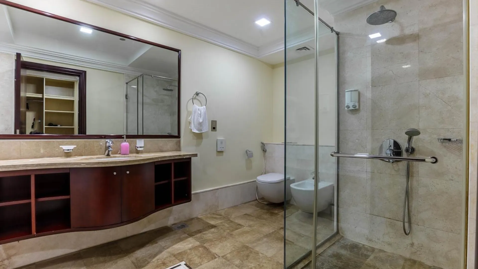 Spacious 2-Bedroom Beachfront Apartment With Pool Дубай