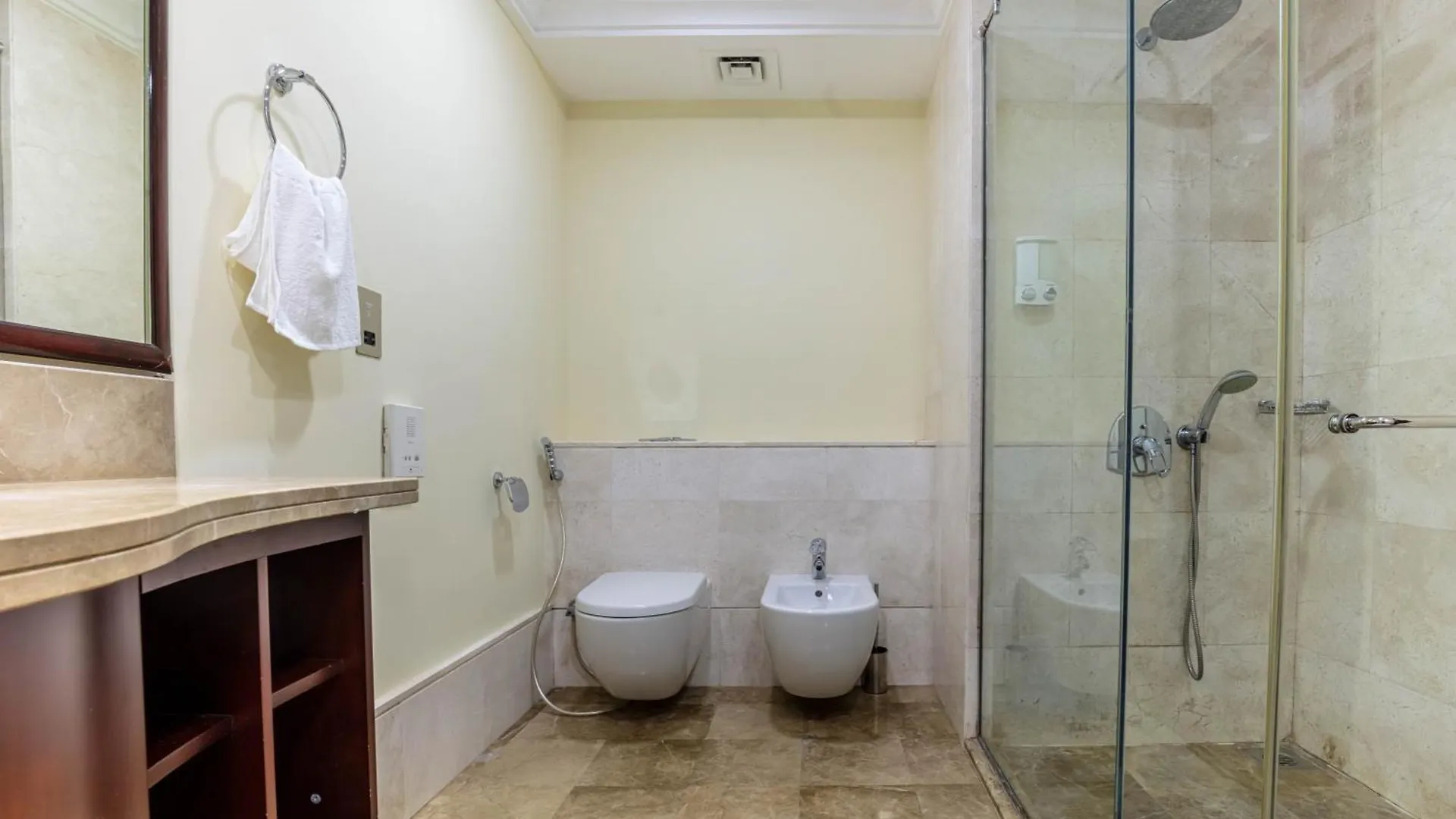 Spacious 2-Bedroom Beachfront Apartment With Pool Дубай ОАЭ