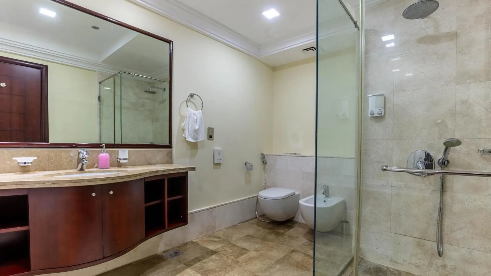 Spacious 2-Bedroom Beachfront Apartment With Pool Дубай ОАЭ