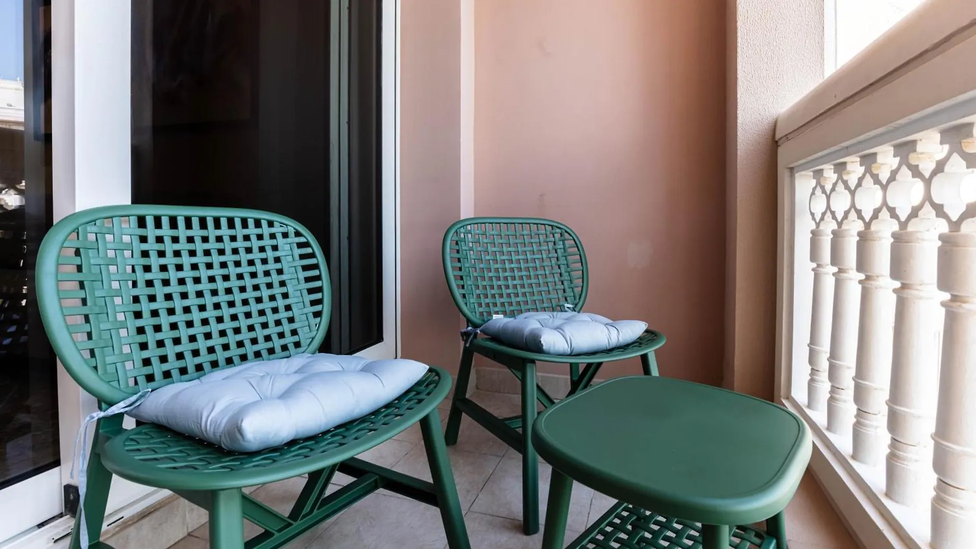 Spacious 2-Bedroom Beachfront Apartment With Pool Дубай 0*,  ОАЭ