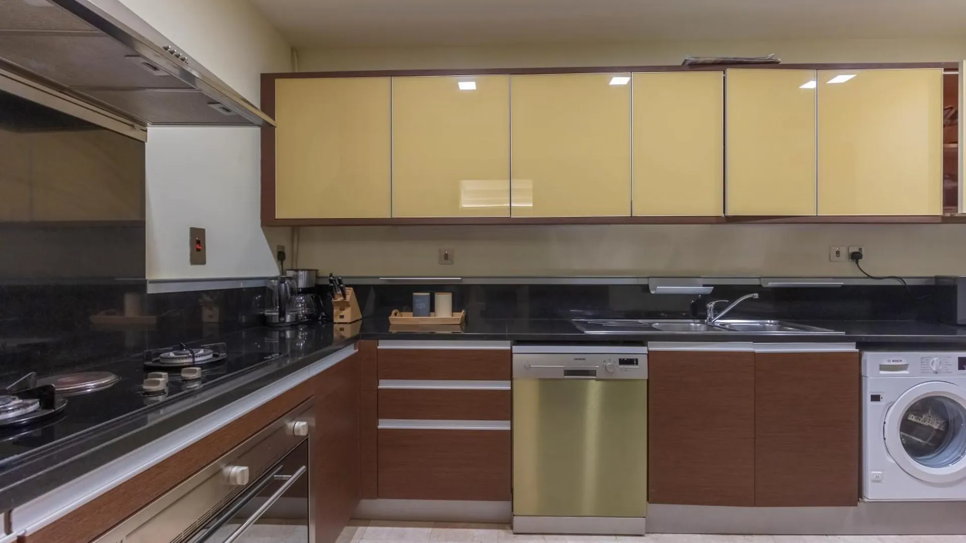 Spacious 2-Bedroom Beachfront Apartment With Pool Дубай