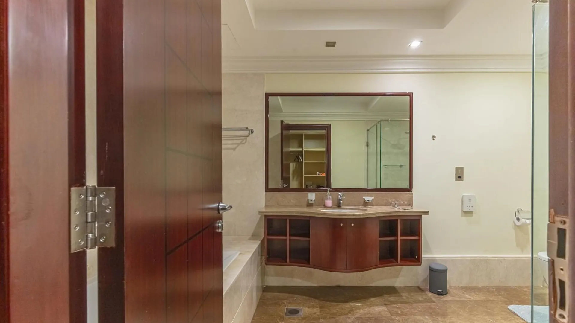 Spacious 2-Bedroom Beachfront Apartment With Pool Дубай 0*,  ОАЭ