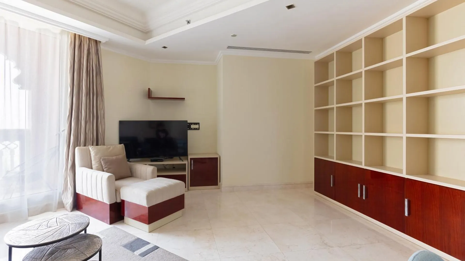 Spacious 2-Bedroom Beachfront Apartment With Pool Дубай 0*,