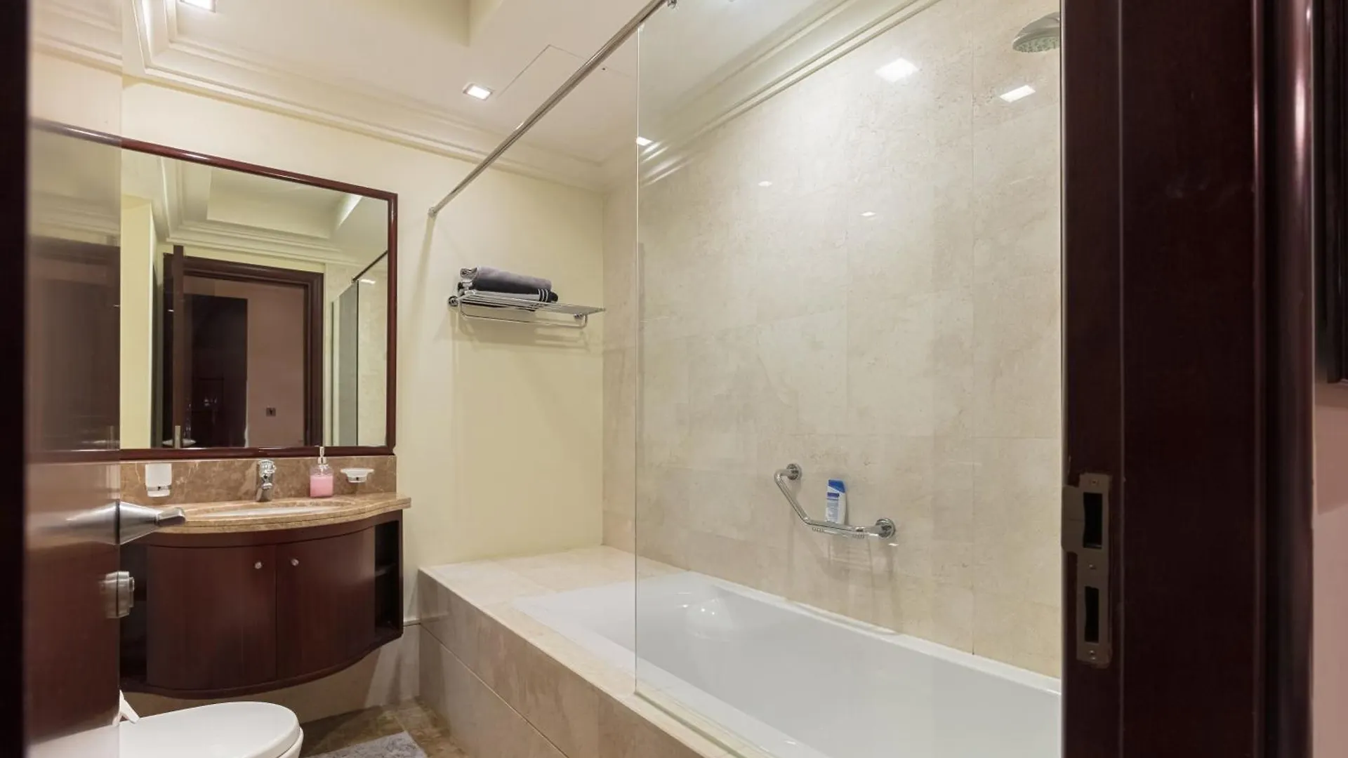 Spacious 2-Bedroom Beachfront Apartment With Pool Дубай 0*,  ОАЭ