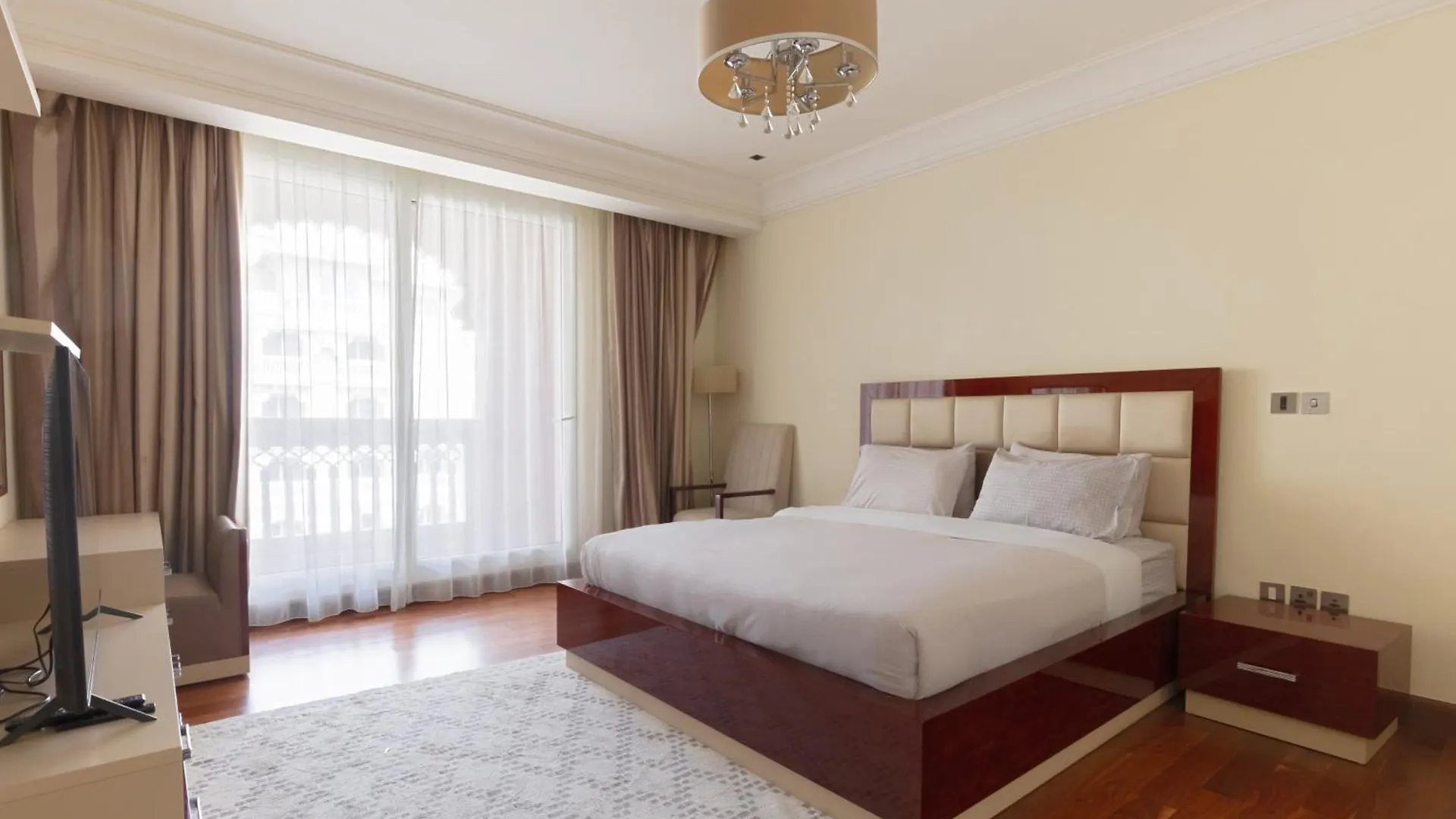 Spacious 2-Bedroom Beachfront Apartment With Pool Дубай